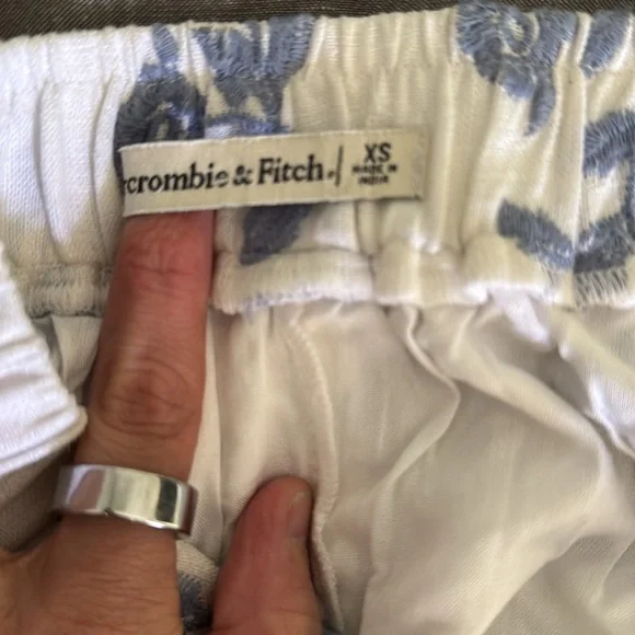 Abercrombie & Fitch Linen-Blend
Embroidered Tiered Maxi Skirt NWOT - Picture 8 of 9